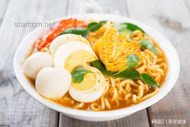 現(xiàn)在的食品科技發(fā)達(dá)，腐乳與方便面調(diào)料誰更勝一籌在“鮮”味比拼？