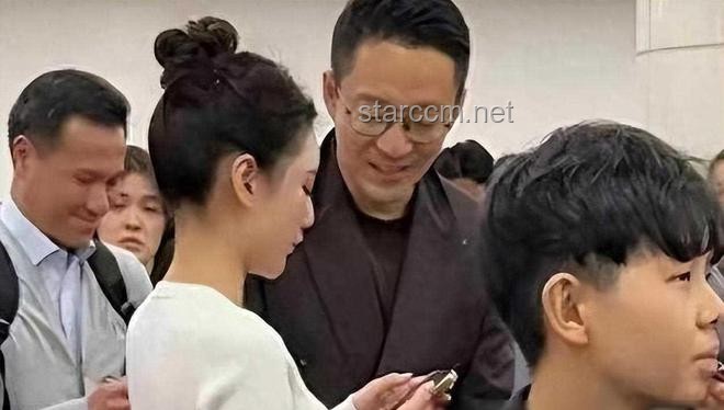 汪小菲婚禮現場獨家揭秘：新娘巧妙用手擋鏡頭，背后故事引人深思