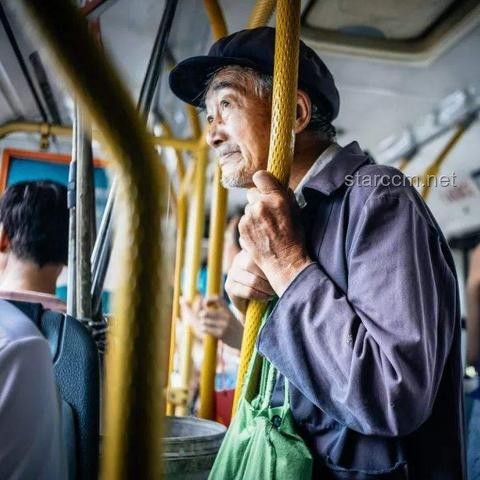 上海地鐵回應老人拖拽小伙要求讓座事件：公共秩序與個人權益如何平衡？