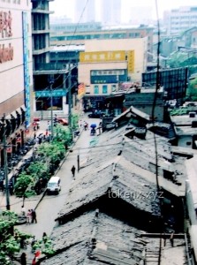 成都春熙路巨型3D蛇太逼真引熱議，城市藝術新邊界在哪？
