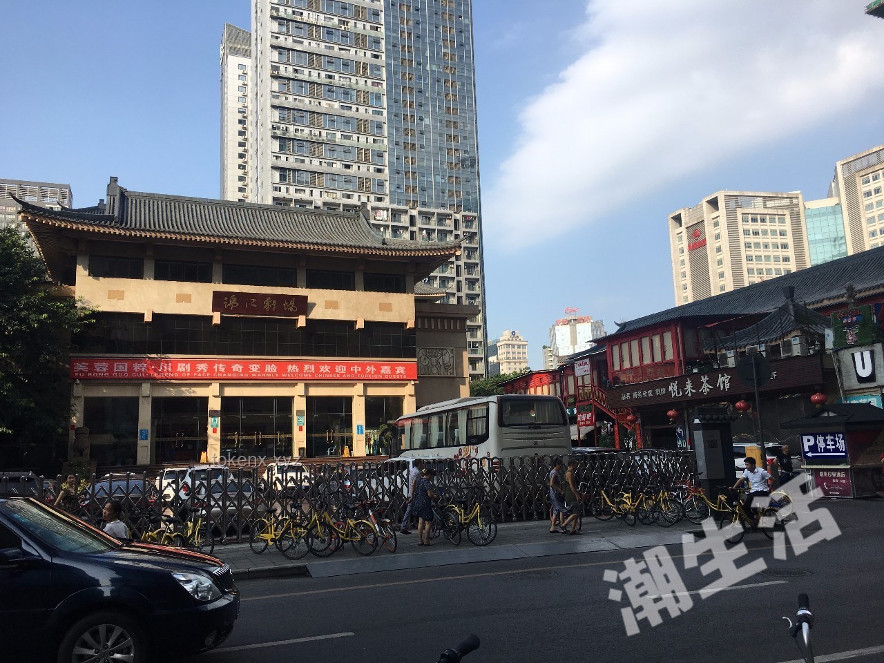 成都春熙路巨型3D蛇太逼真引熱議，城市藝術新邊界在哪？