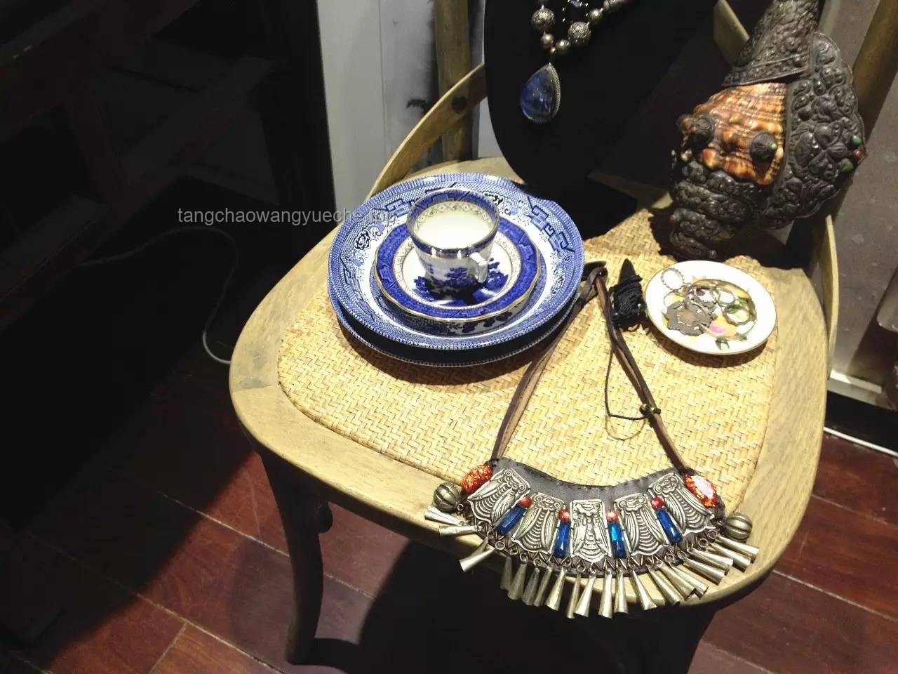 尋找穿越時光的舊物：古董、復古品、二手商品與復刻品的對比分析