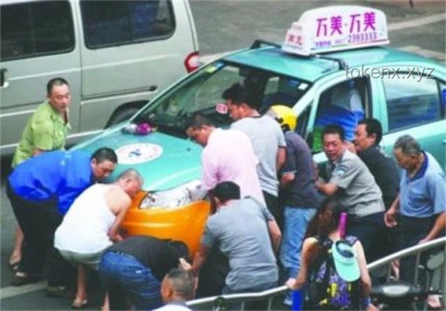 “江西女子車禍獲救引熱議，未來見義勇為激勵(lì)機(jī)制或?qū)⒏镄拢俊? title=