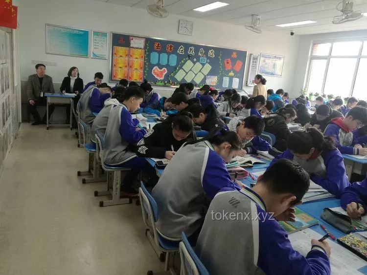 如何高效迎接班里新來的美術(shù)老師，提升課堂氛圍？