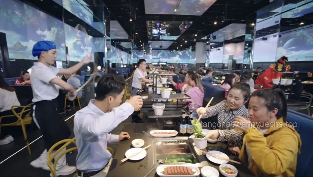 海底撈擺路邊攤背后：餐飲巨頭的新嘗試與市場洞察