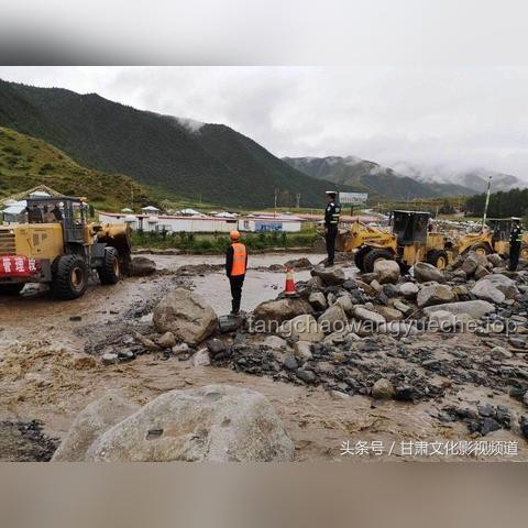 開著挖機游全國遇山洪緊急救援案例研究