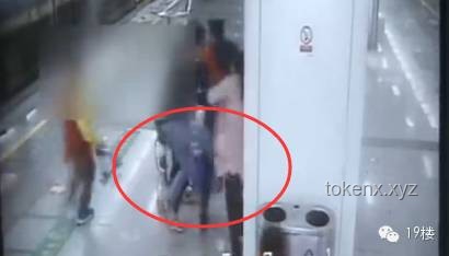 **女子地鐵上與男子爭吵猛踹對方：公共沖突中的性別角色與行為對比**