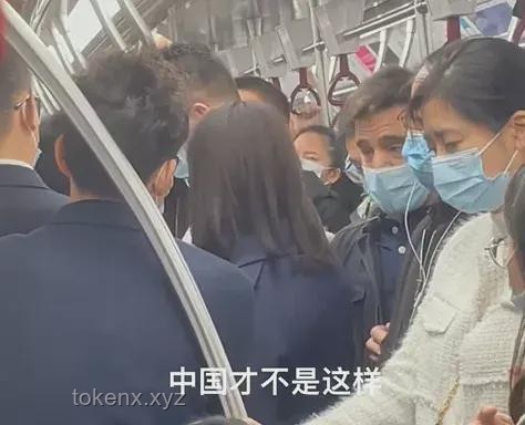 **女子地鐵上與男子爭吵猛踹對方：公共沖突中的性別角色與行為對比**
