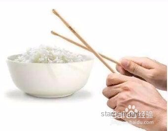**開水燙碗的餐桌禮儀之爭：一次誤解引發的思考**