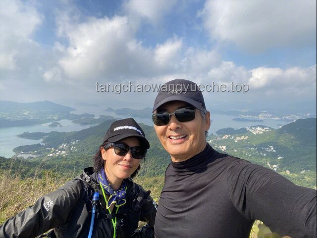**70歲周潤發(fā)爬山偶遇記：歲月留下的不僅是滄桑，更是堅持**