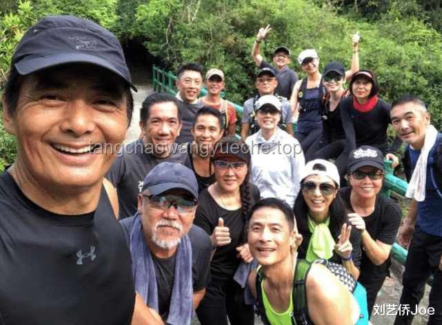 **70歲周潤發(fā)爬山偶遇記：歲月留下的不僅是滄桑，更是堅持**