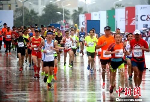 第一批跟風跑馬拉松的人，已經在康復科了：安全跑步與恢復指南