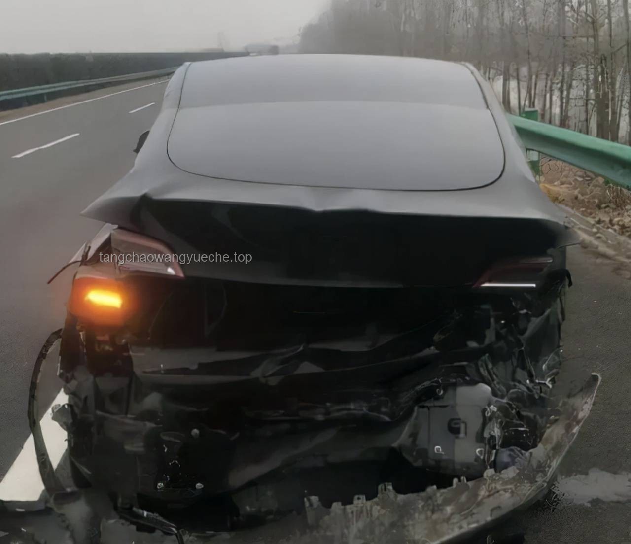 **特斯拉高速路驚魂：追尾大貨車后的深刻反思**
