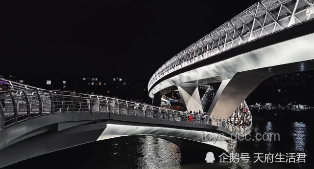 實(shí)探武漢楊泗港橋下打卡點(diǎn)：網(wǎng)紅景觀與商業(yè)運(yùn)營的交融碰撞