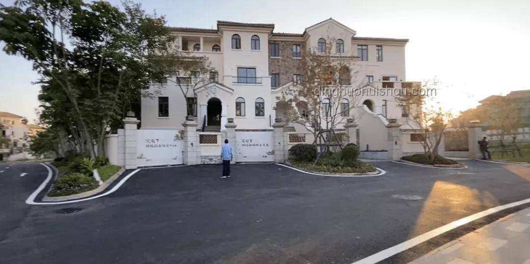 **只剩幾面爛墻的別墅拍出2683萬(wàn)：廢墟價(jià)值VS重建潛力深度剖析**