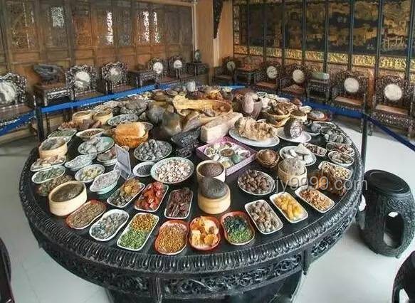 虛構(gòu)與現(xiàn)實：恐龍皮滿漢全席與傳統(tǒng)滿漢全席的對比分析