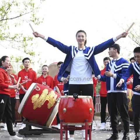 端午節蘇炳添參與廣州劃龍舟：體育明星跨界效應的深度剖析