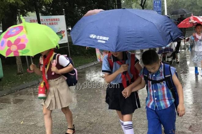 孩子淋雨演出老師打傘觀看？假——問題解決方案