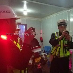 司機遇查酒駕奇葩行為：當場喝下1瓶白酒，后果知多少？