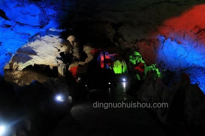 張家界溶洞垃圾清運2.7噸：旅游生態保護深度剖析
