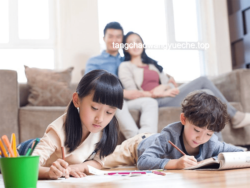 《學校說教育局限 vs 傳統觀念堅持》對比分析
