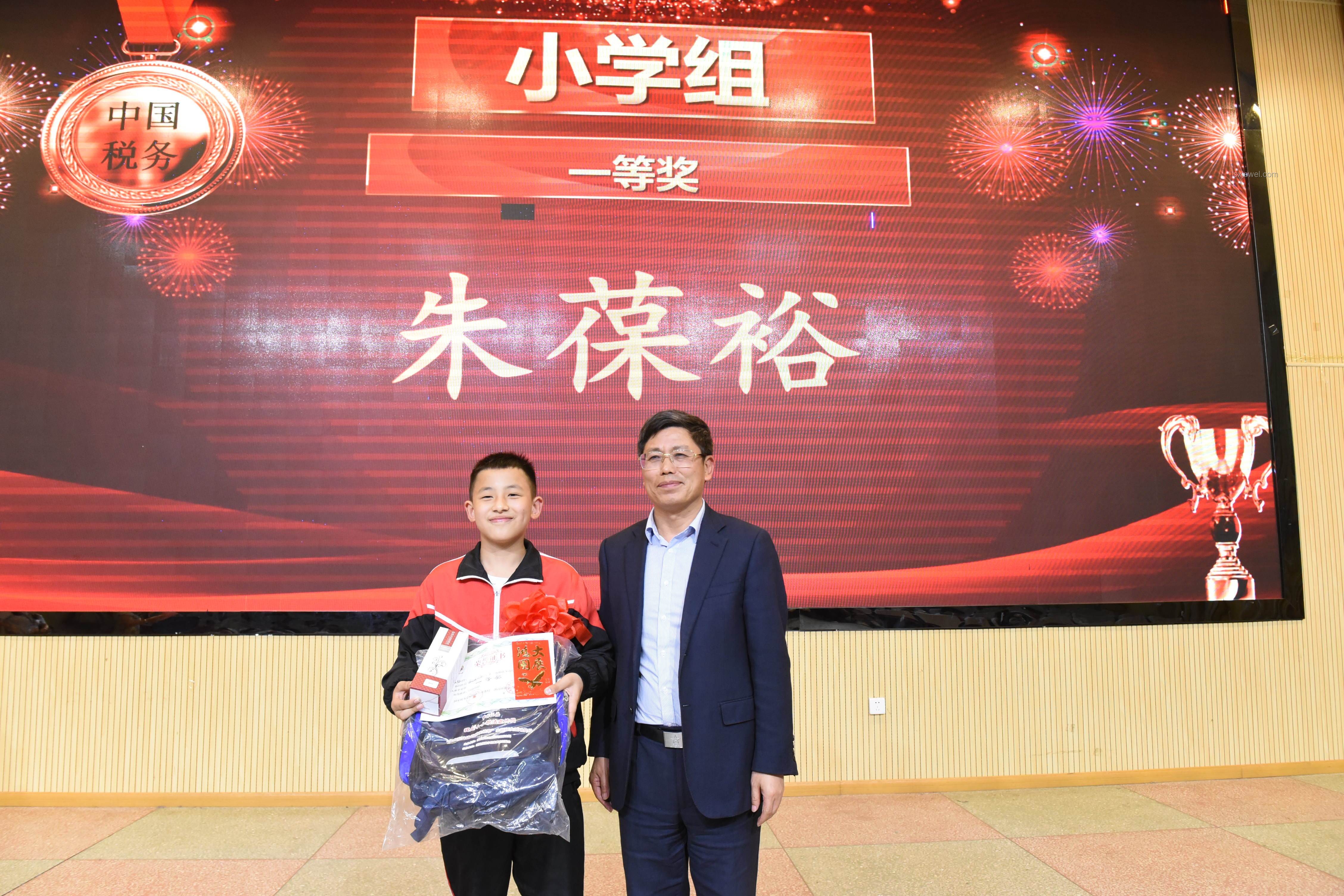 何秋亊直播間開噴粉絲事件前后對(duì)比分析