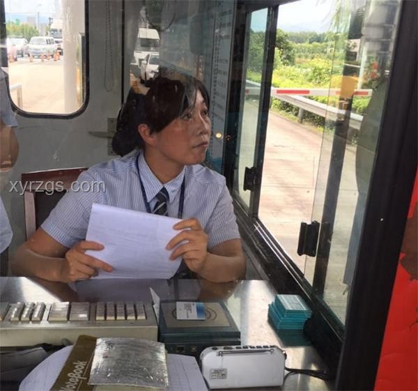 女司機求助水泡奶，男收費員迅速響應解決方案