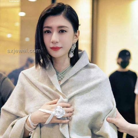浪姐“沒(méi)苦硬吃”現(xiàn)象透視：綜藝創(chuàng)新與挑戰(zhàn)并存