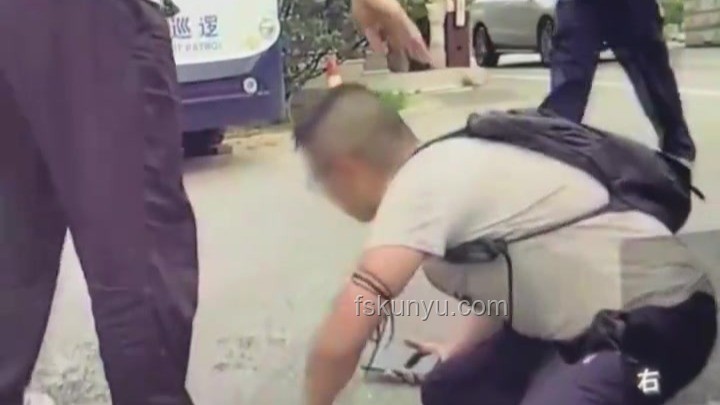 毒蛇咬傷應急處理：男子忍痛抓蛇反被再咬教訓