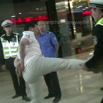 女網紅違停耍橫，跳上警車終被拘：一時沖動，終身教訓