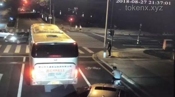 男子撿“車屁股”全網尋主，車主感激回應