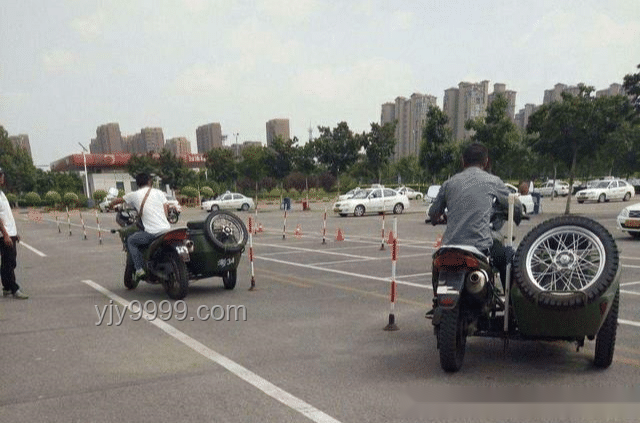 ??越過(guò)停車(chē)線的“小冒險(xiǎn)”：電動(dòng)車(chē)駕駛?cè)说奈⒚钚膽B(tài)解析