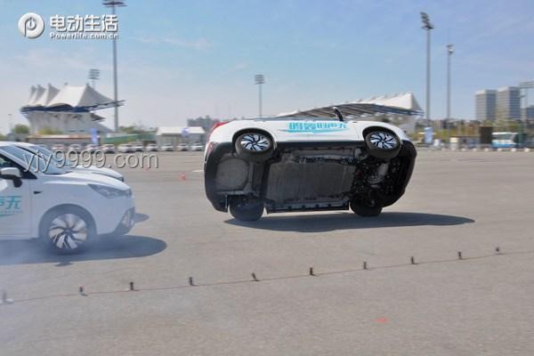 ??越過(guò)停車(chē)線的“小冒險(xiǎn)”：電動(dòng)車(chē)駕駛?cè)说奈⒚钚膽B(tài)解析