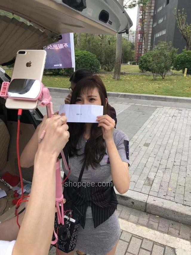 金晨發夾萌態引領駕駛新風潮