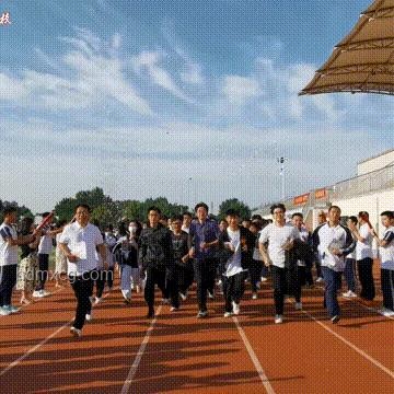 老師穿狀元服與考生擊掌送祝福的含義