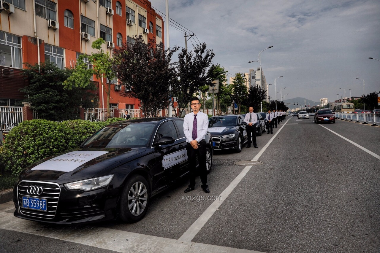 豪車(chē)車(chē)主的另類(lèi)祈福：為高考彩頭換“985”車(chē)牌記