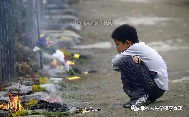 抑郁癥少年面對批評無助，如何與孩子“站在一起”？