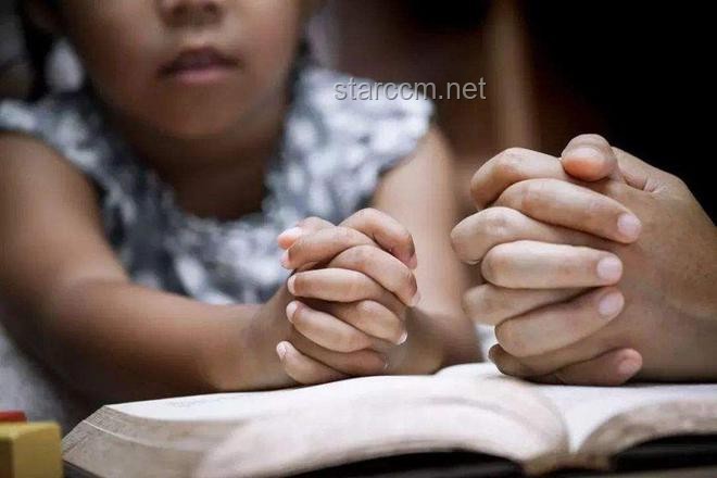 抑郁癥少年面對批評無助，如何與孩子“站在一起”？