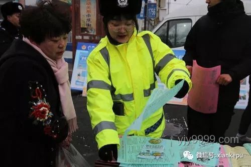 小伙第一個(gè)沖出考場(chǎng)，交警暖心贈(zèng)送小熊：教育激勵(lì)與社會(huì)心理解析