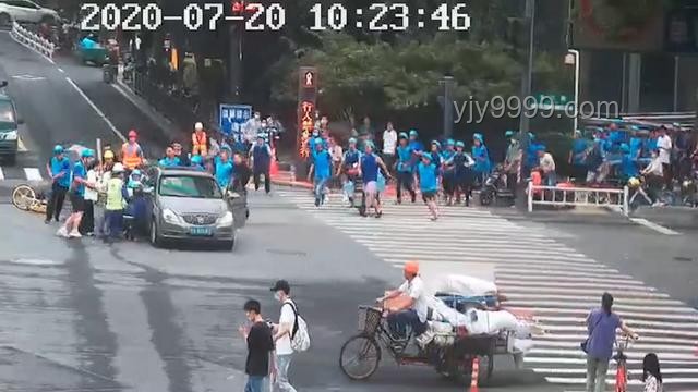 小伙第一個(gè)沖出考場(chǎng)，交警暖心贈(zèng)送小熊：教育激勵(lì)與社會(huì)心理解析