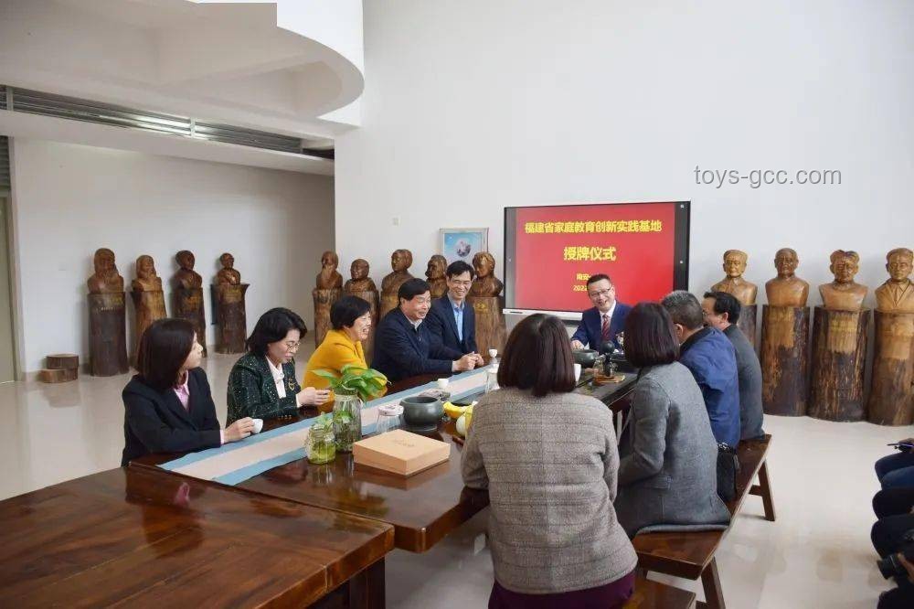 老師穿狀元服與考生擊掌送祝福：教育儀式感的創新實踐