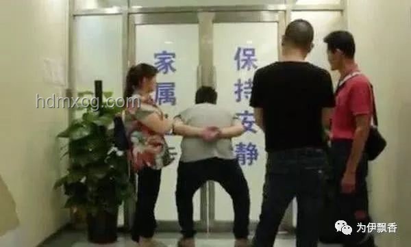 考場(chǎng)外趣事：男生考完急尋媽媽?zhuān)澈笮睦斫颐? title=