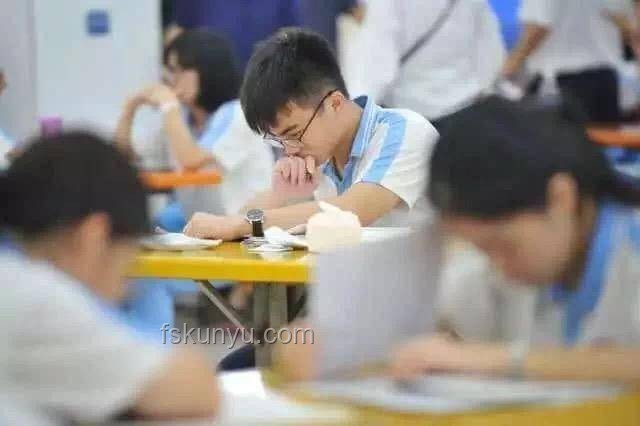 考場外的焦急：男生第一句竟是“找不著媽媽了”??