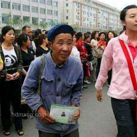 “高考釘子戶”梁實第29次高考的社會現象剖析