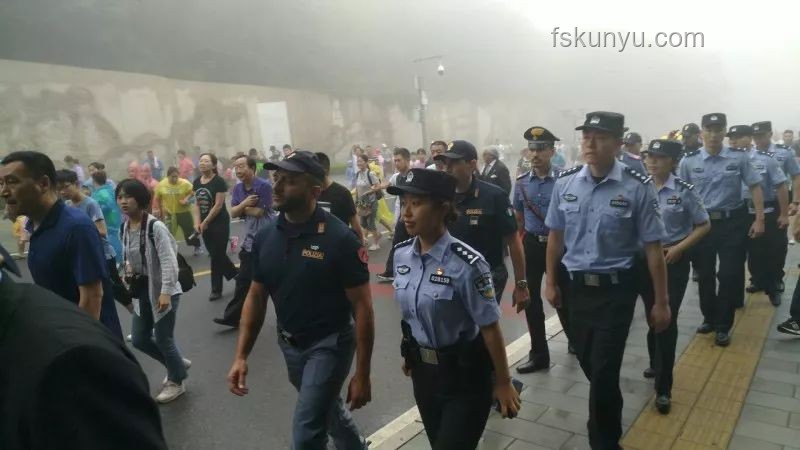 1米97小伙協(xié)助警察攔截逃竄男子：高效協(xié)作方案
