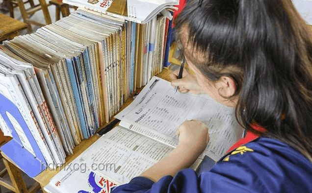 父親舉張凌赫立牌接高考女兒：教育情感化與社會文化現象剖析