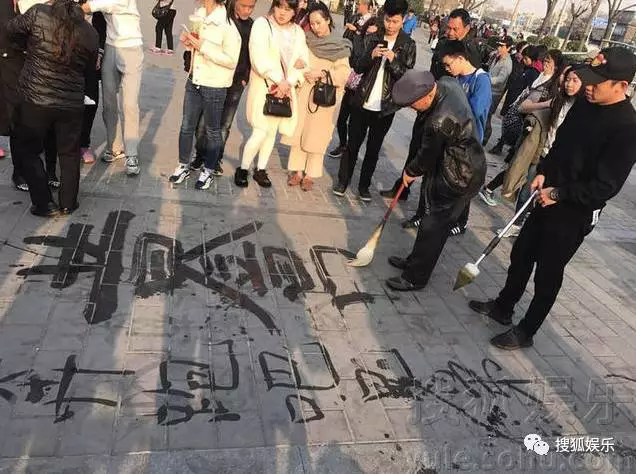 重慶街頭奇遇：學生遭大爺手銬“突襲”