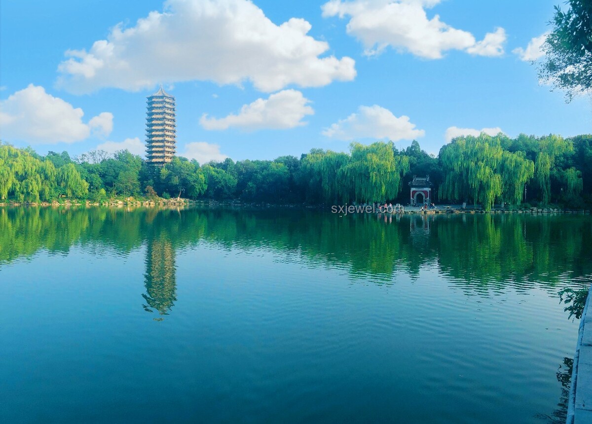 北大未名湖湖水商業化趨勢預測：校園資源管理新挑戰