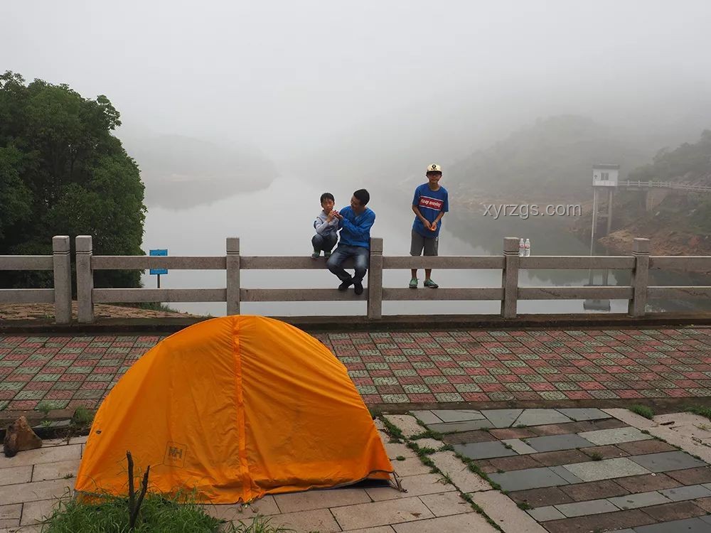 高考后情感釋放新趨勢：直奔墓地緬懷親人