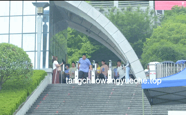 高考后挑扁擔女孩師范夢：透視教育行業現狀與師范生抉擇